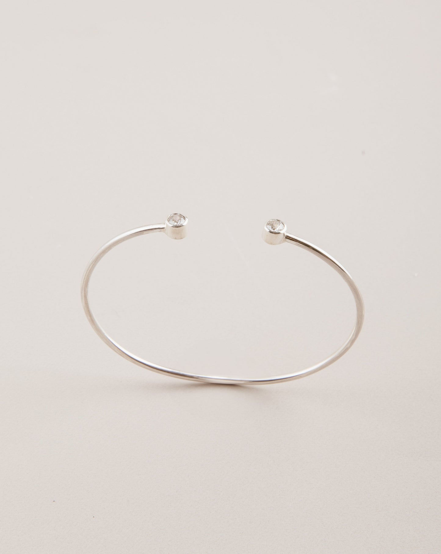 Brazalete De Plata Abierto Con Dos Circones - Gemelos