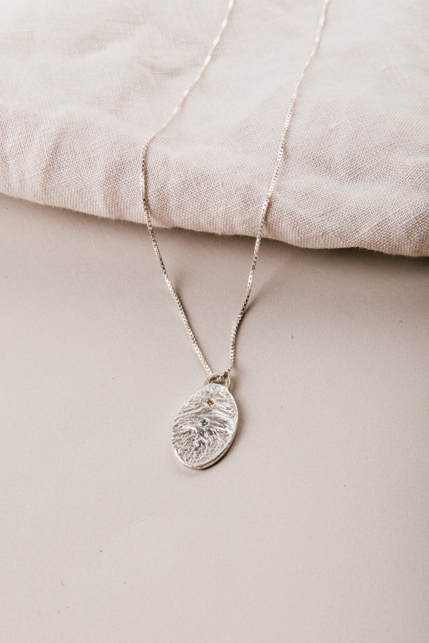 Collar De Plata Reticulada Con Tres Engastes - Rita