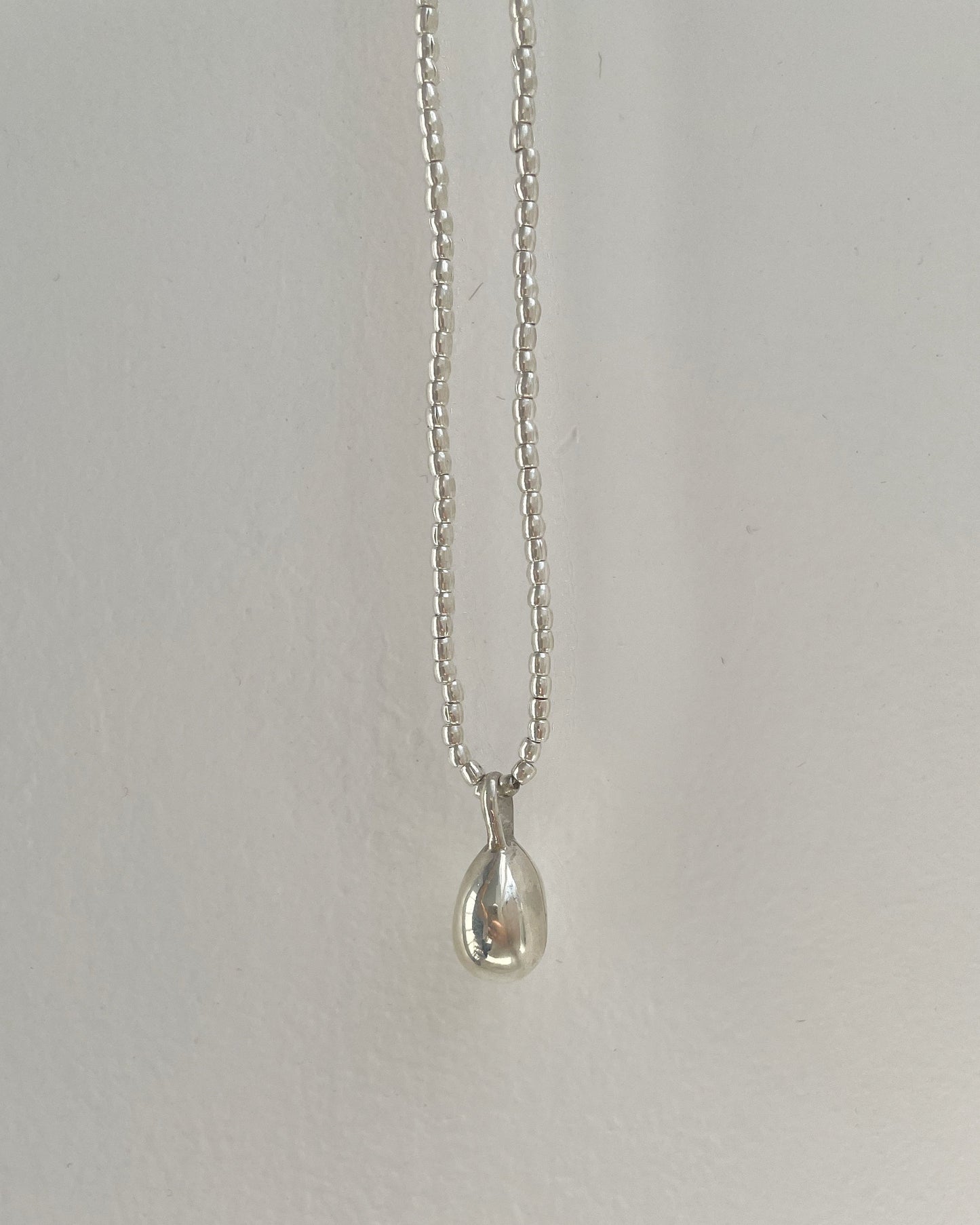 Collar mostacilla con gota pequeña