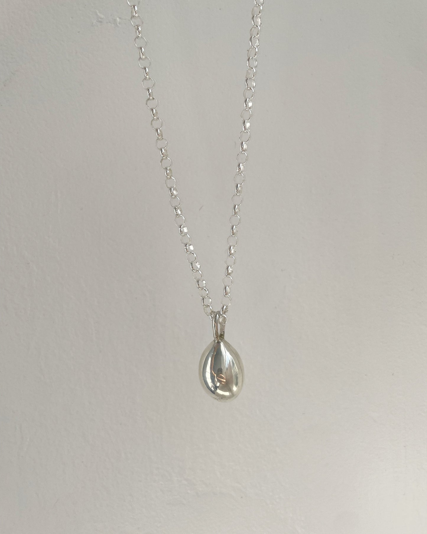 Collar rolo con gota grande