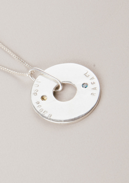 Medalla De Plata Con Colgante Personalizable y Circón - Leonor