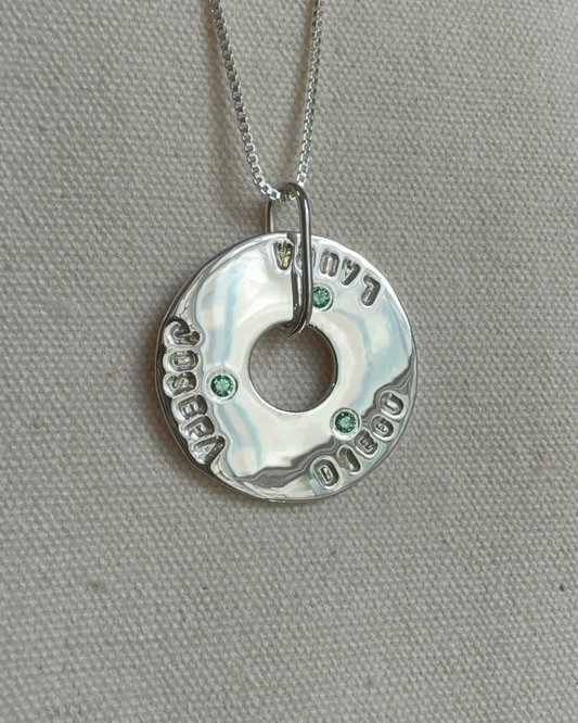 Medalla De Plata Con Colgante Personalizable y Circón - Leonor