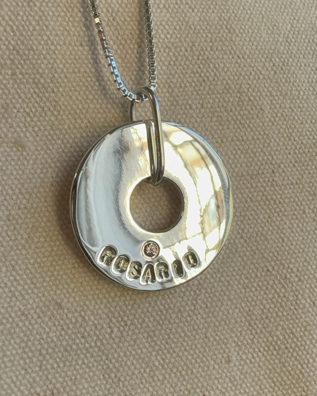 Medalla De Plata Con Colgante Personalizable y Circón - Leonor