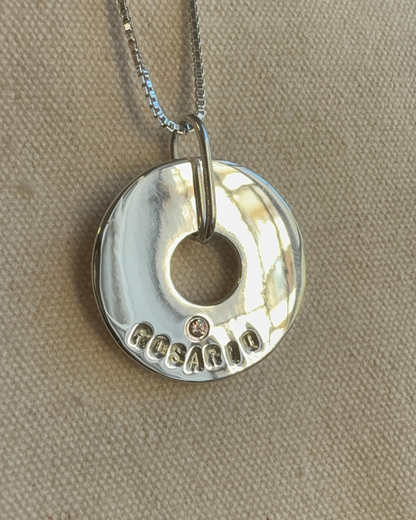 Medalla De Plata Con Colgante Personalizable y Circón - Leonor