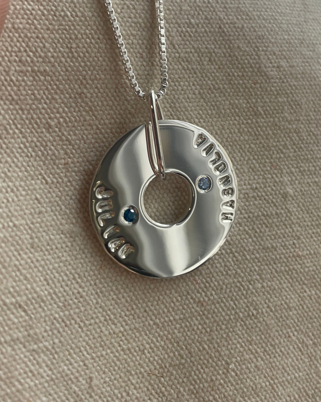 Medalla De Plata Con Colgante Personalizable y Circón - Leonor