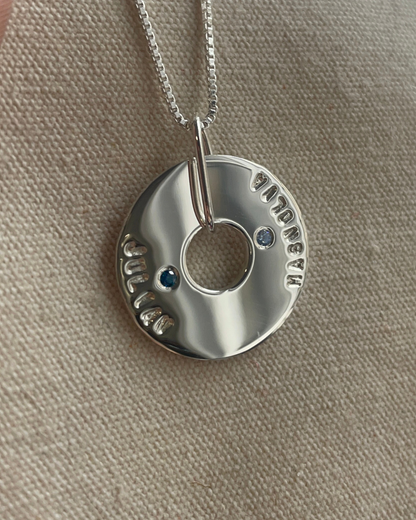 Medalla De Plata Con Colgante Personalizable y Circón - Leonor