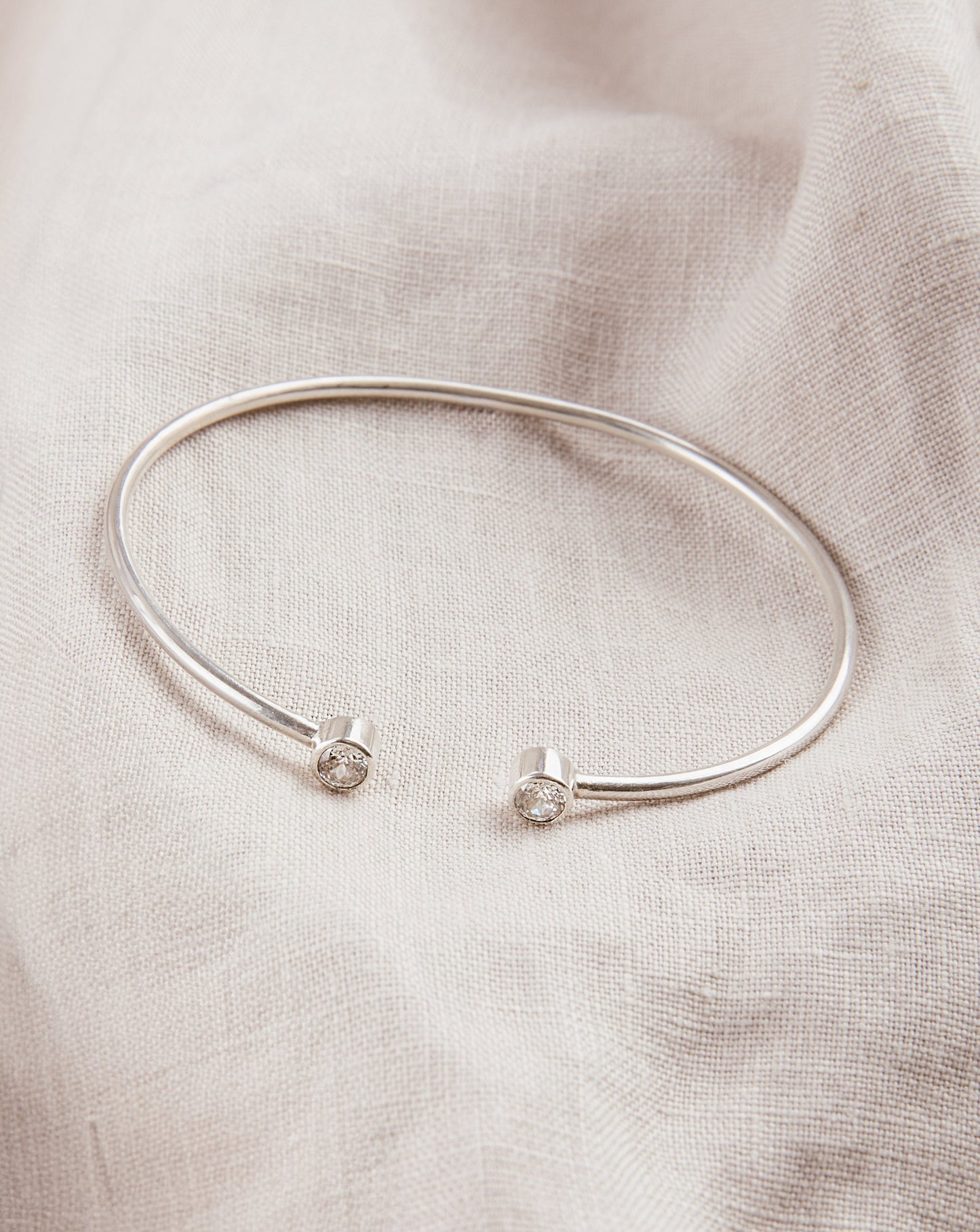 Brazalete De Plata Abierto Con Dos Circones - Gemelos