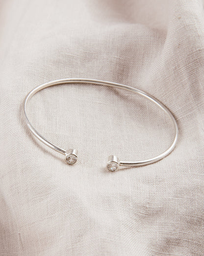 Brazalete De Plata Abierto Con Dos Circones - Gemelos