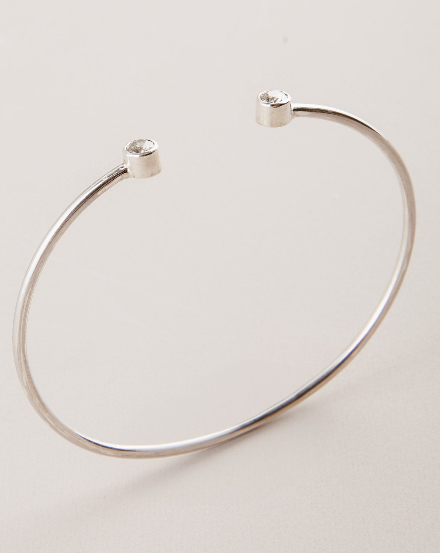 Brazalete De Plata Abierto Con Dos Circones - Gemelos