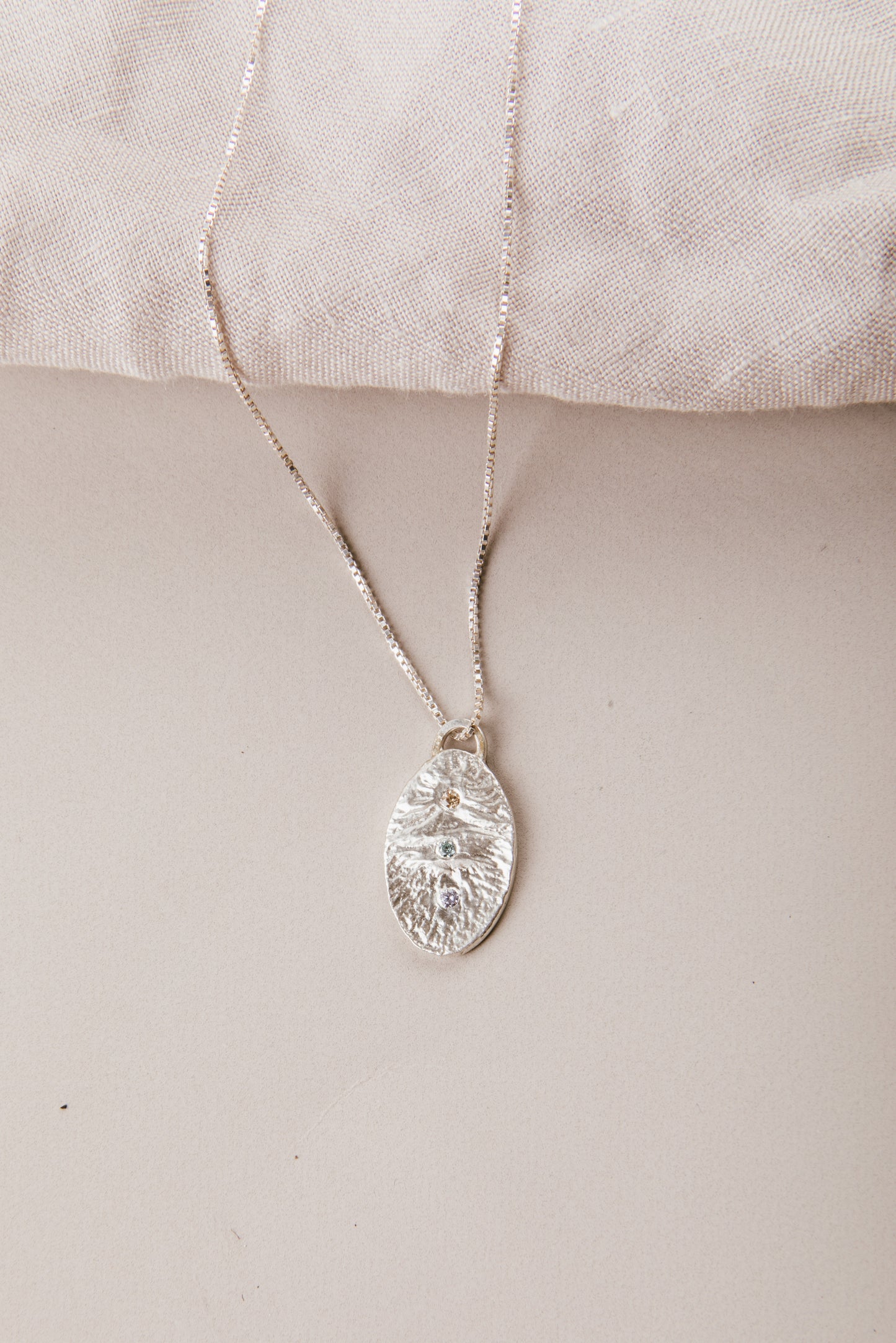 Collar De Plata Reticulada Con Tres Engastes - Rita