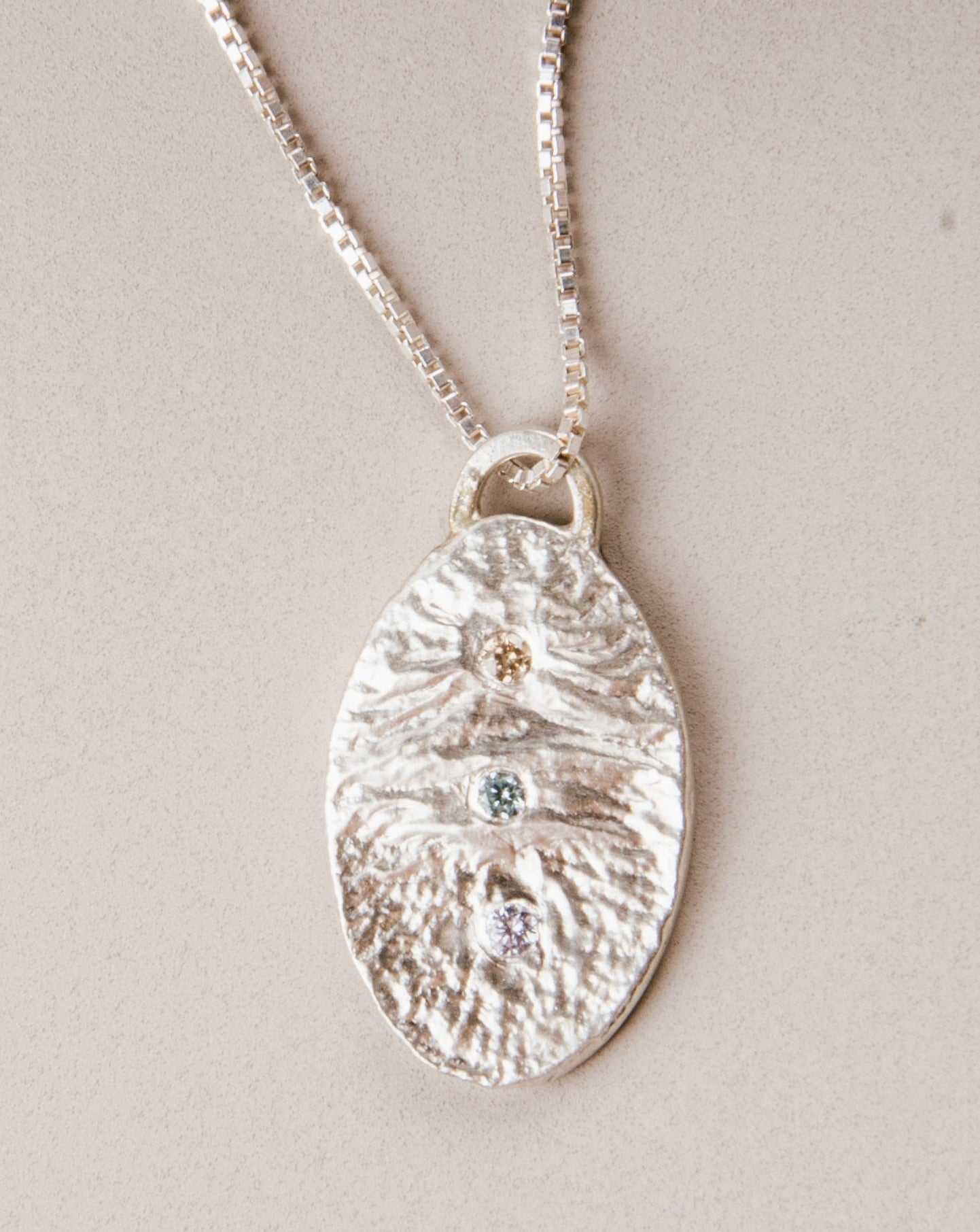 Collar De Plata Reticulada Con Tres Engastes - Rita