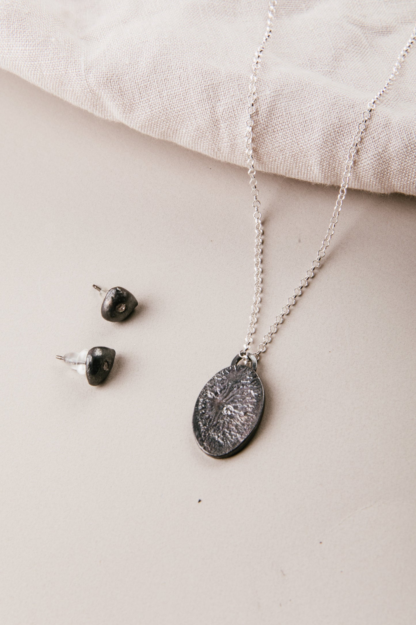 Collar De Plata Reticulada Oxidado Con Circón - Rita