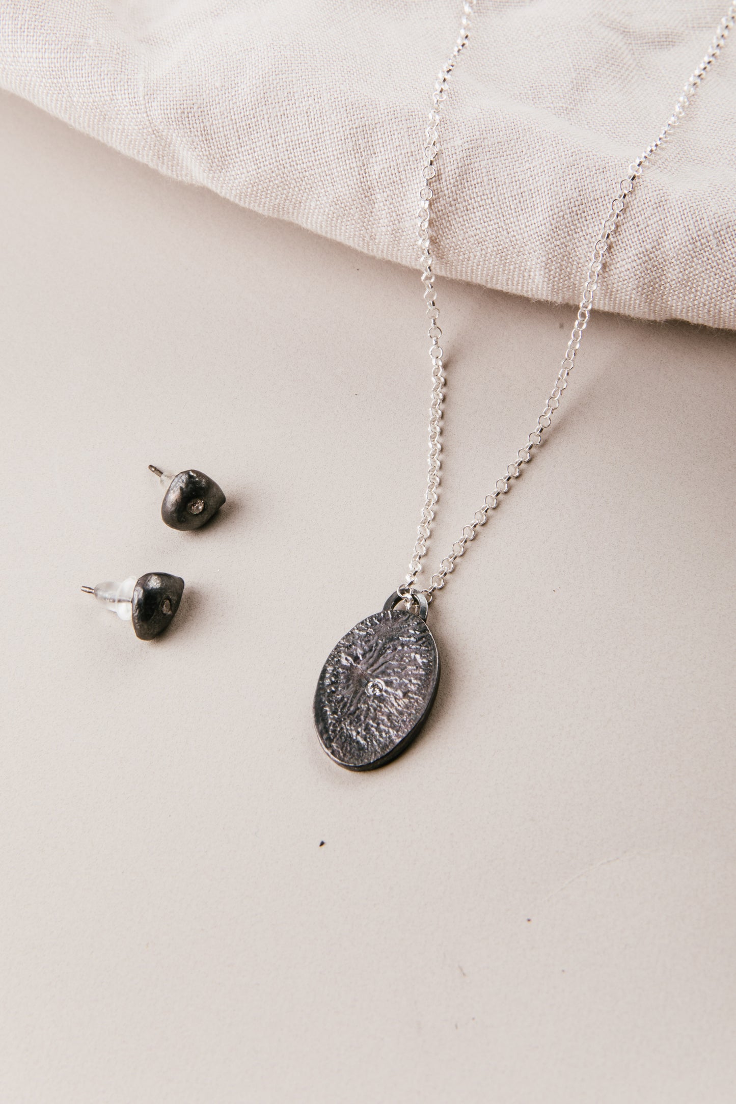 Collar De Plata Reticulada Oxidado Con Circón - Rita