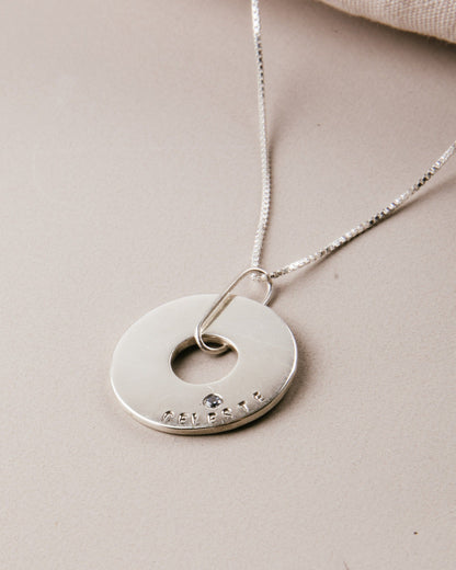 Medalla De Plata Con Colgante Personalizable y Circón - Leonor