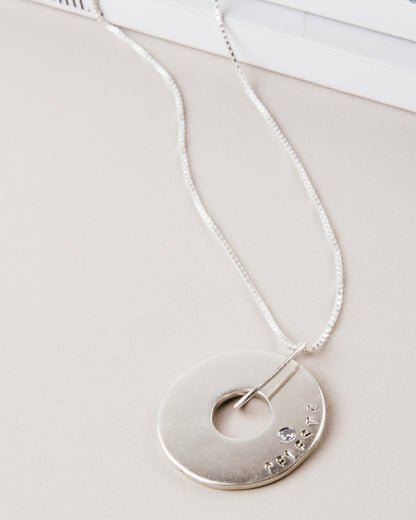 Medalla De Plata Con Colgante Personalizable y Circón - Leonor