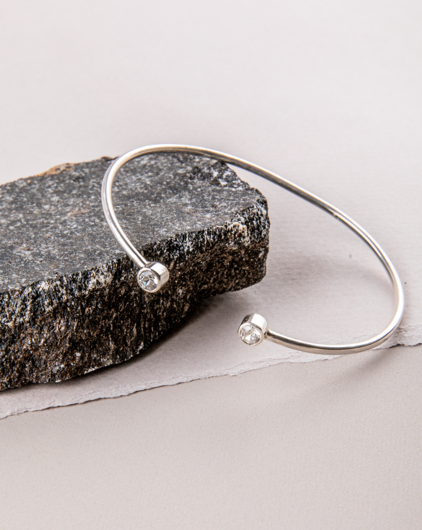 Brazalete De Plata Abierto Con Dos Circones - Gemelos