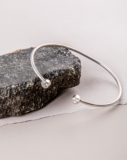 Brazalete De Plata Abierto Con Dos Circones - Gemelos