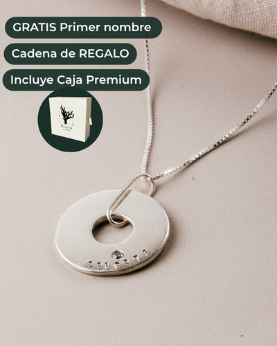 Medalla De Plata Con Colgante Personalizable y Circón - Leonor
