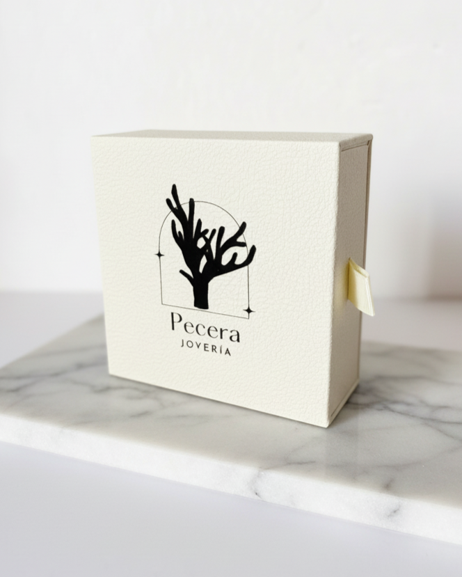 Medalla De Plata Con Colgante Personalizable y Circón - Leonor