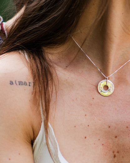Medalla De Plata Con Colgante Personalizable y Circón - Leonor