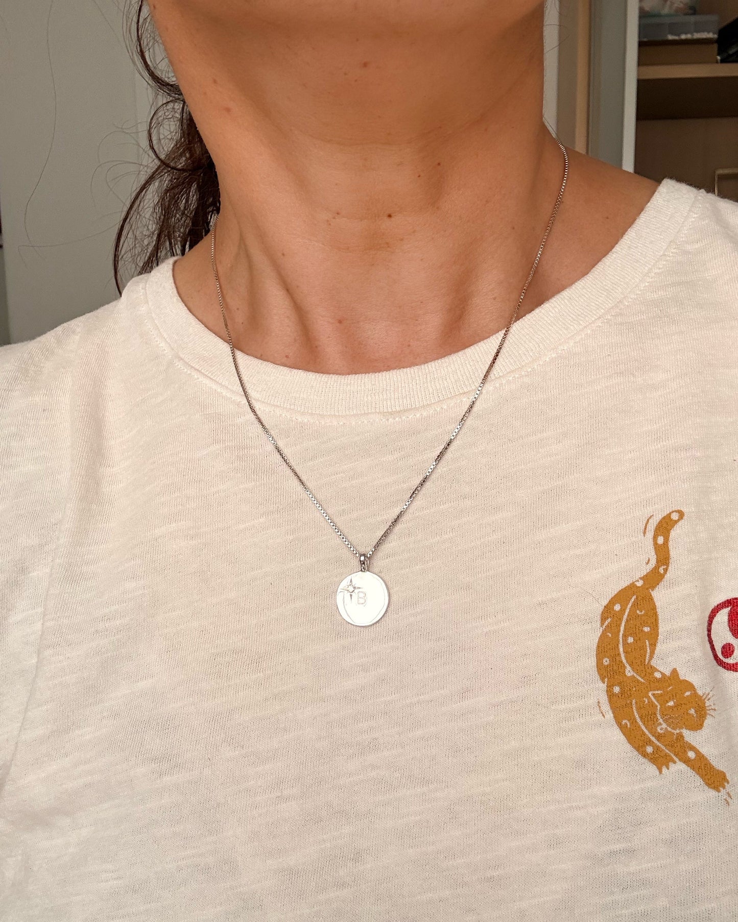Medalla Circular de Plata Inicial con Estrella