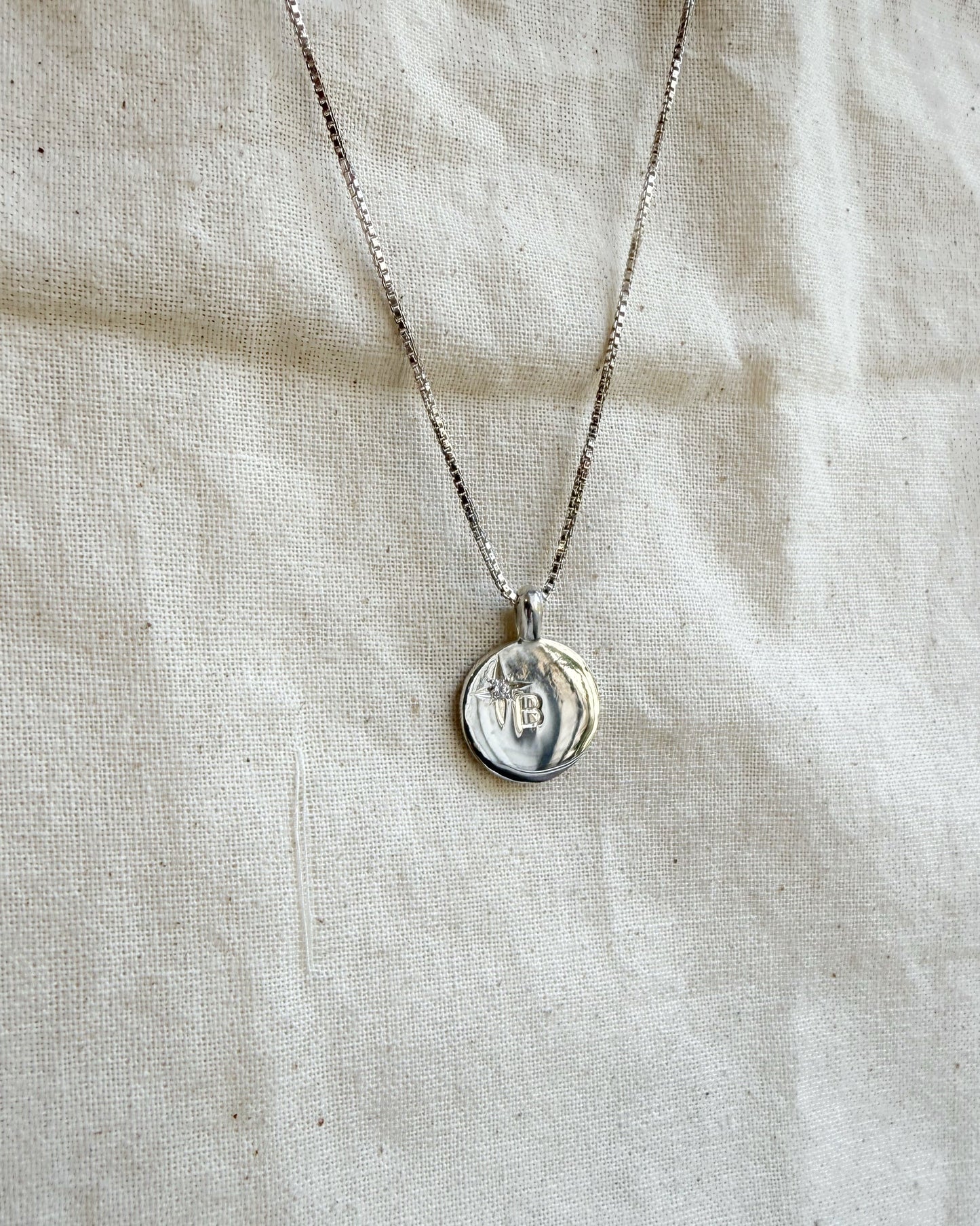 Medalla Circular de Plata Inicial con Estrella