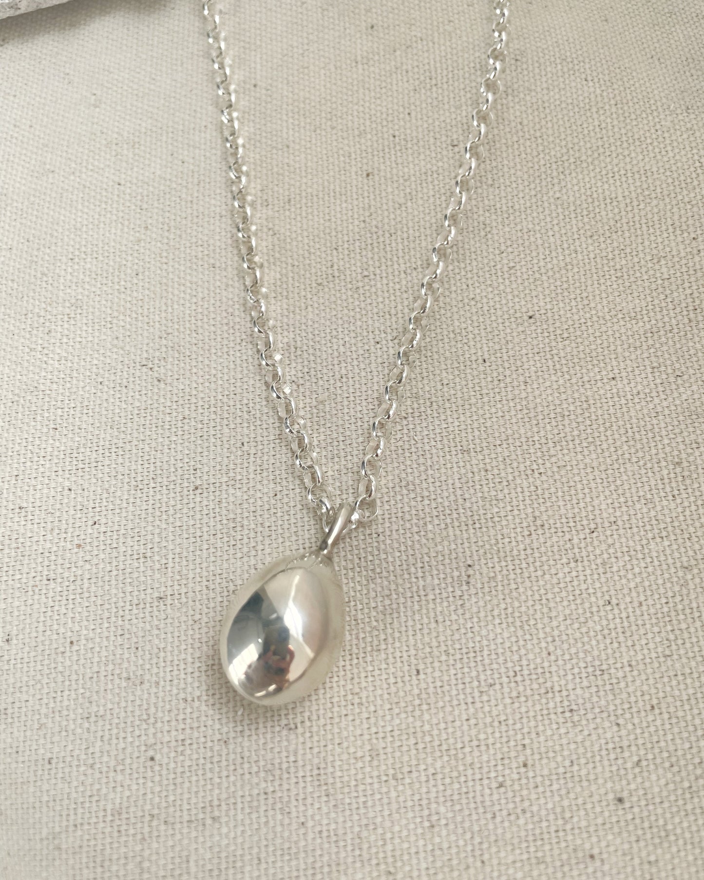 Collar rolo con gota grande