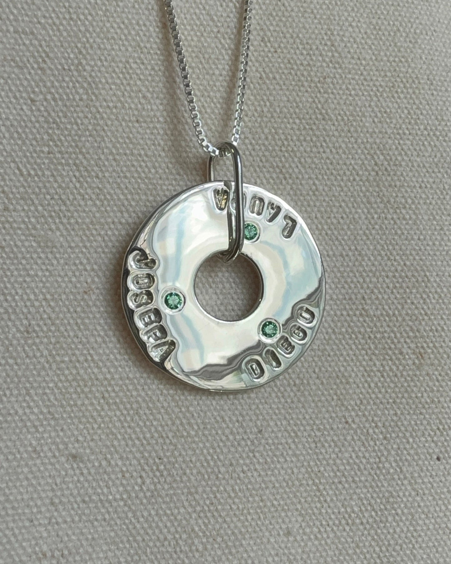 Medalla De Plata Con Colgante Personalizable y Circón - Leonor