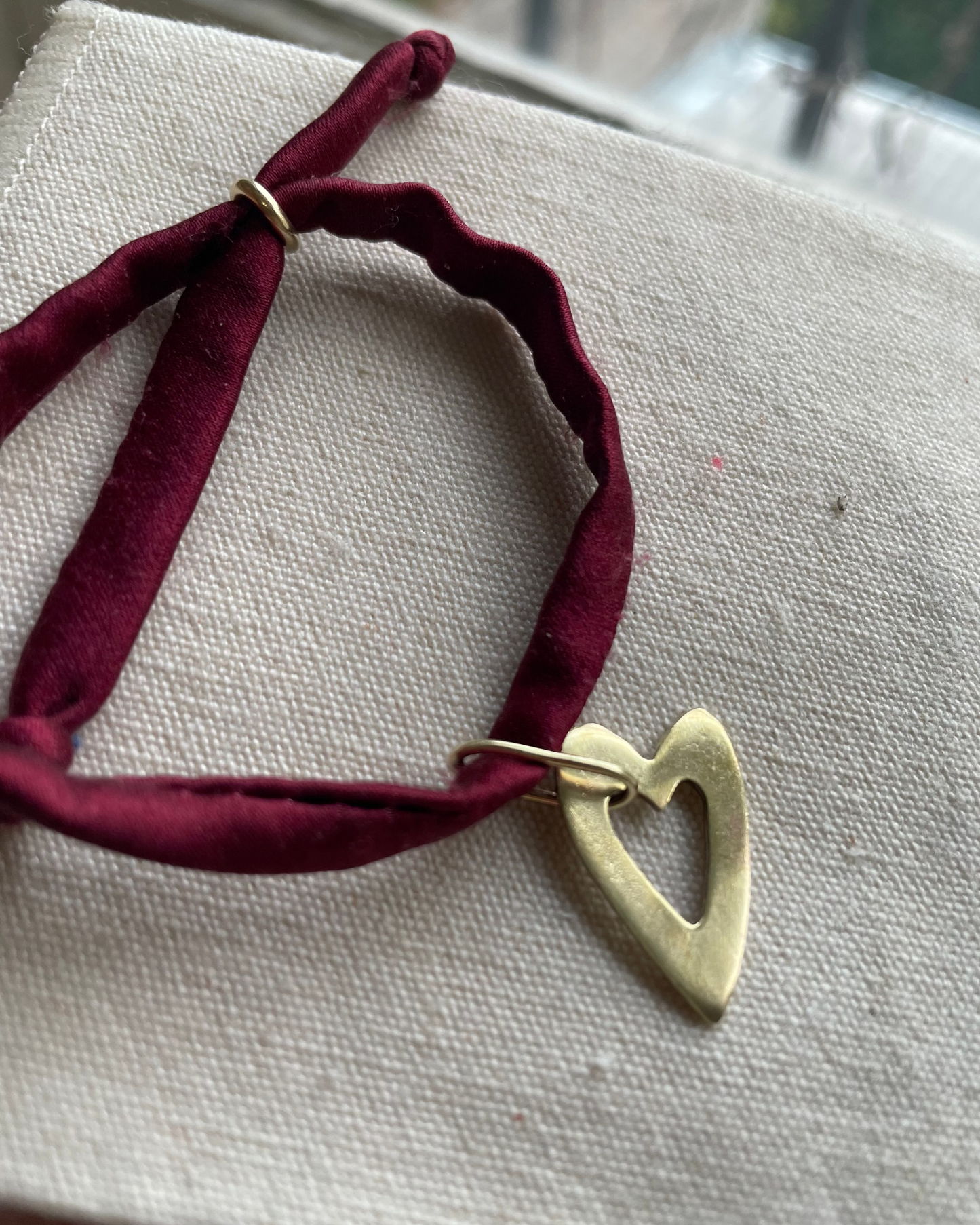 Pulsera cinta con corazón bronce