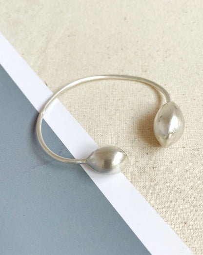 Brazalete de plata con dos gotas - Frida