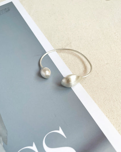 Brazalete de plata con dos gotas - Frida