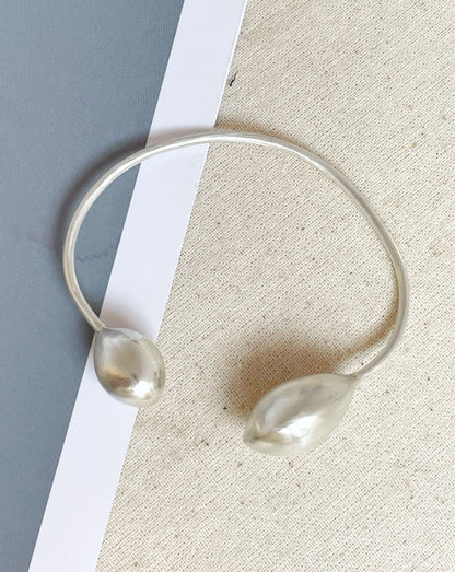 Brazalete de plata con dos gotas - Frida