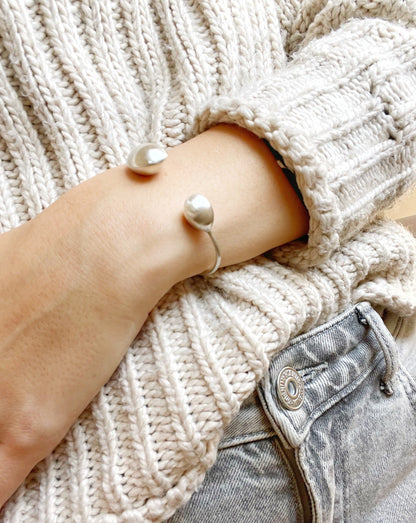 Brazalete de plata con dos gotas - Frida