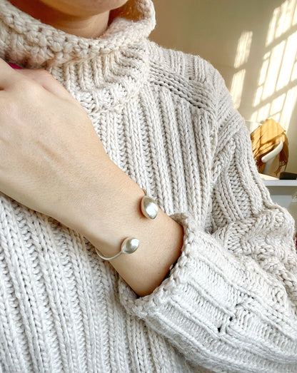 Brazalete de plata con dos gotas - Frida