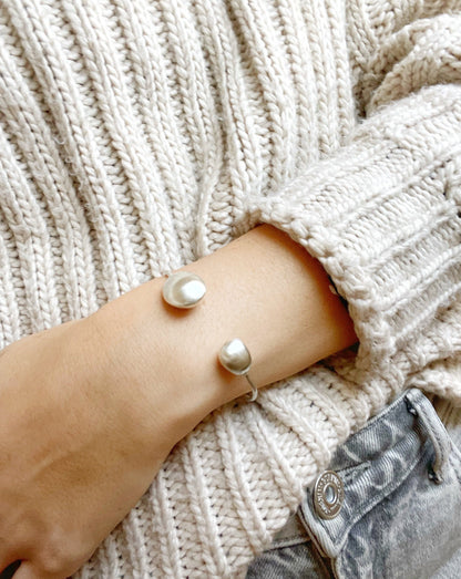 Brazalete de plata con dos gotas - Frida