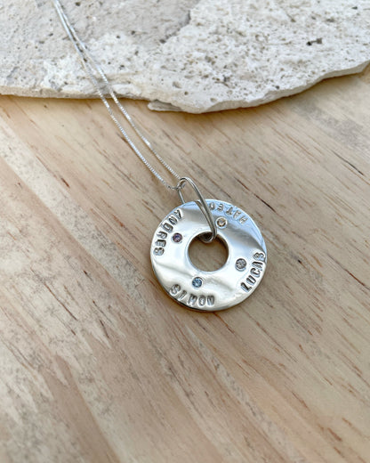 Medalla De Plata Con Colgante Personalizable y Circón - Leonor