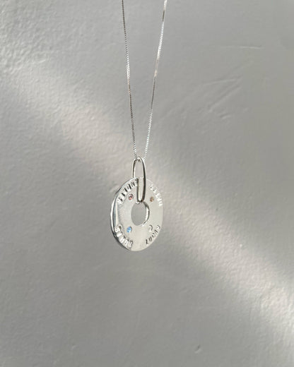 Medalla De Plata Con Colgante Personalizable y Circón - Leonor