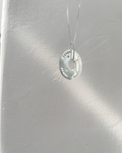 Medalla De Plata Con Colgante Personalizable y Circón - Leonor